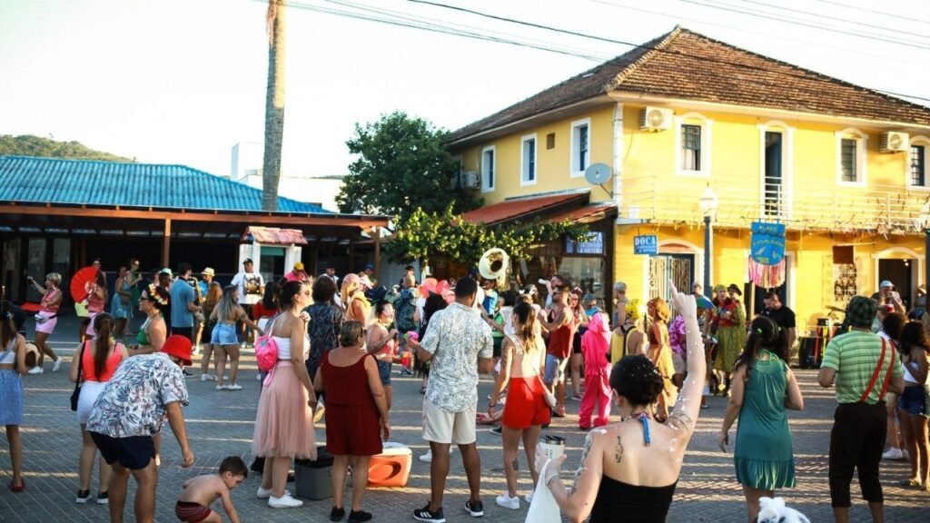 Bloco Cozalinda,Carnaval de rua Porto Belo,Carnaval em Porto Belo,Píer Turístico de Porto Belo,eventos gratuitos Porto Belo,Carnaval Santa Catarina,cultura popular Porto Belo,charanga de Carnaval,marchinhas de Carnaval,turismo em Porto Belo,eventos culturais Santa Catarina,bloco de Carnaval Porto Belo,Carnaval familiar,economia criativa Porto Belo,programação de Carnaval