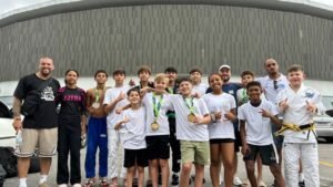 Balneário Camboriú,atletas de Balneário Camboriú,Fundação Municipal de Esportes,FME Balneário Camboriú,Campeonato Sul-Americano de Jiu-Jítsu,jiu-jítsu infantil,medalhas no jiu-jítsu,competição de jiu-jítsu no Rio de Janeiro,Federação Internacional de Jiu-Jítsu Brasileiro,esporte em Santa Catarina,atletas catarinenses no jiu-jítsu,jiu-jítsu crianças 2026,artes marciais em Balneário Camboriú,esporte de rendimento,base do jiu-jítsu