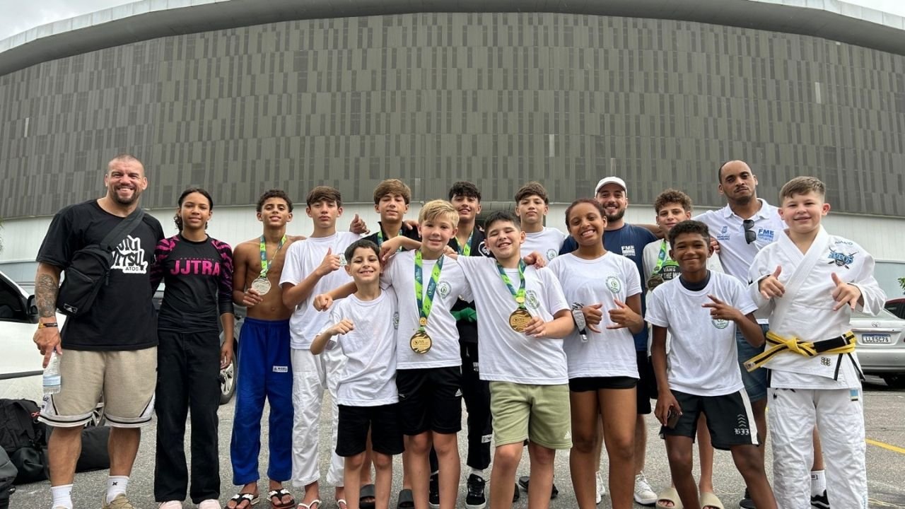 Balneário Camboriú,atletas de Balneário Camboriú,Fundação Municipal de Esportes,FME Balneário Camboriú,Campeonato Sul-Americano de Jiu-Jítsu,jiu-jítsu infantil,medalhas no jiu-jítsu,competição de jiu-jítsu no Rio de Janeiro,Federação Internacional de Jiu-Jítsu Brasileiro,esporte em Santa Catarina,atletas catarinenses no jiu-jítsu,jiu-jítsu crianças 2026,artes marciais em Balneário Camboriú,esporte de rendimento,base do jiu-jítsu