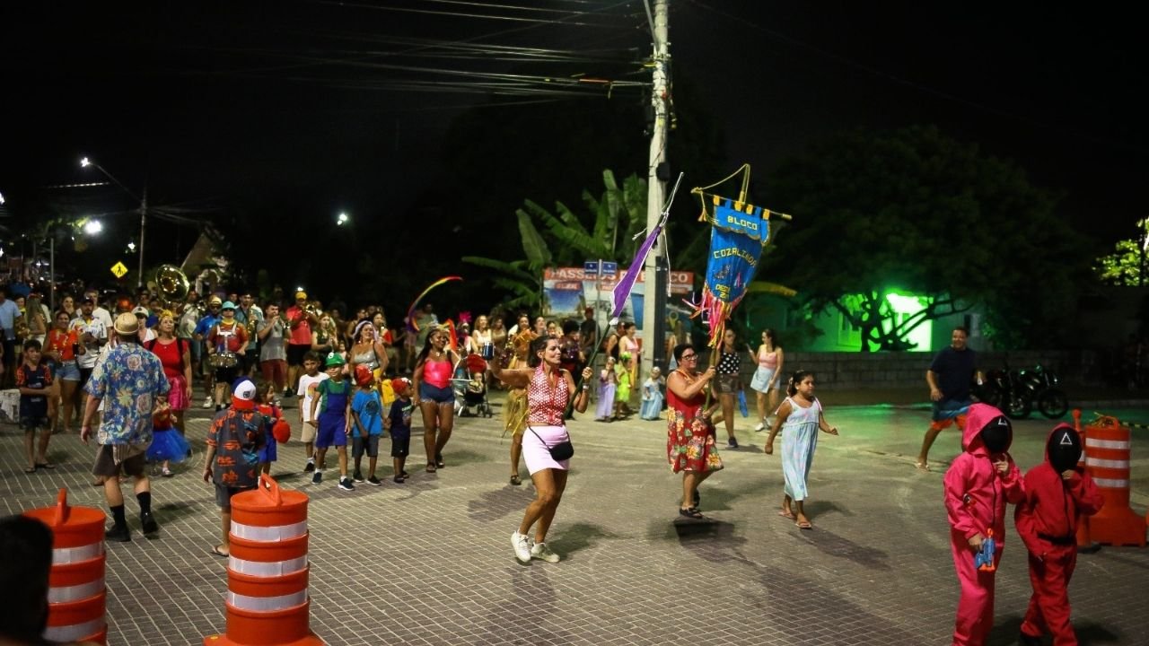 Bloco Cozalinda,Carnaval de Porto Belo,Carnaval de rua em Porto Belo,Píer Turístico de Porto Belo,Carnaval em Santa Catarina,bloco carnavalesco Porto Belo,charanga de Carnaval,marchinhas de Carnaval,Serginho Almeida show,evento gratuito Carnaval,cultura popular catarinense,Carnaval no litoral catarinense,bloco tradicional de rua,turismo em Porto Belo,economia criativa Carnaval