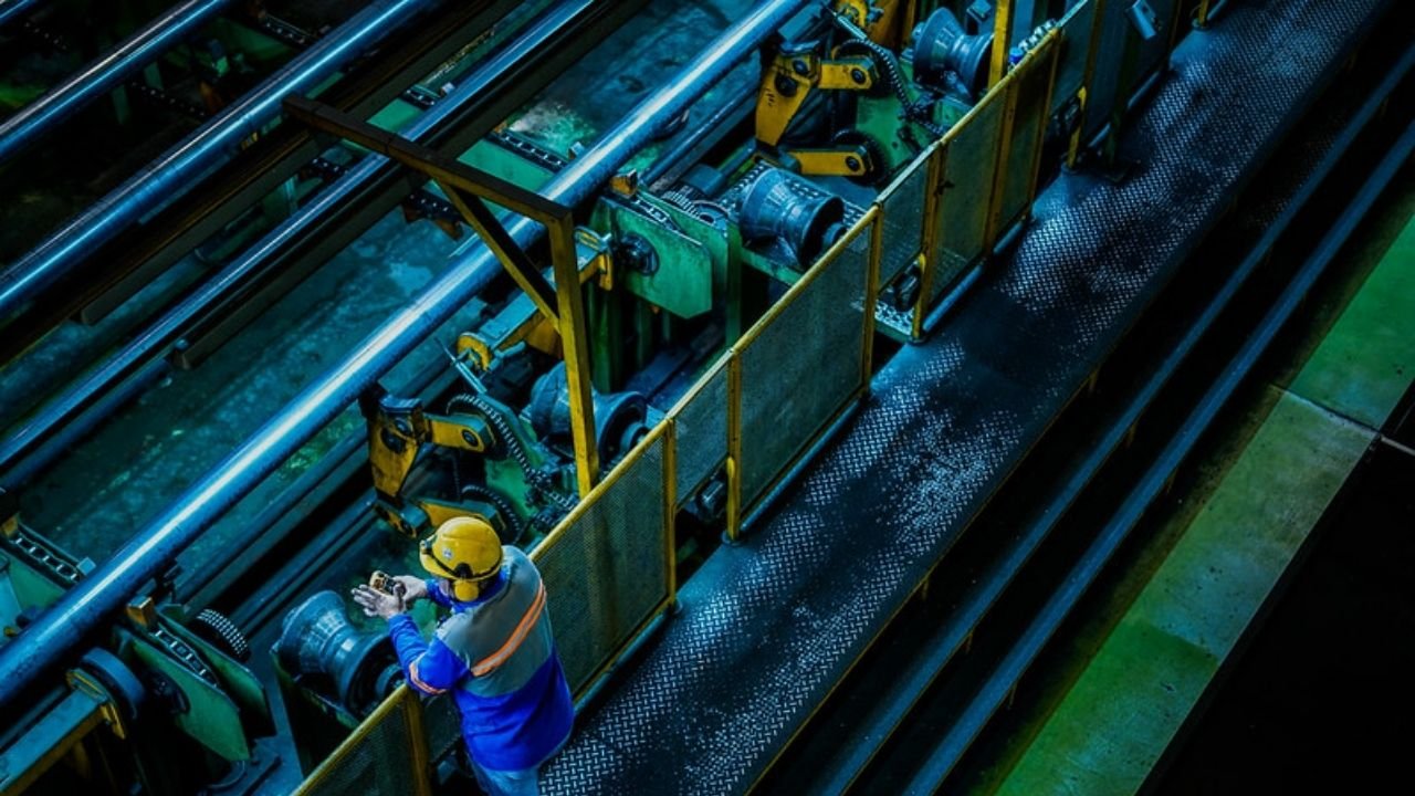 indústria Santa Catarina 2025,crescimento industrial SC,IBGE produção industrial,economia de Santa Catarina,ranking industrial estados 2025,indústria da transformação SC,setor metal Santa Catarina,máquinas e equipamentos SC,Prodec SC,Pró-Emprego SC,desempenho industrial Brasil 2025,PIB industrial Santa Catarina