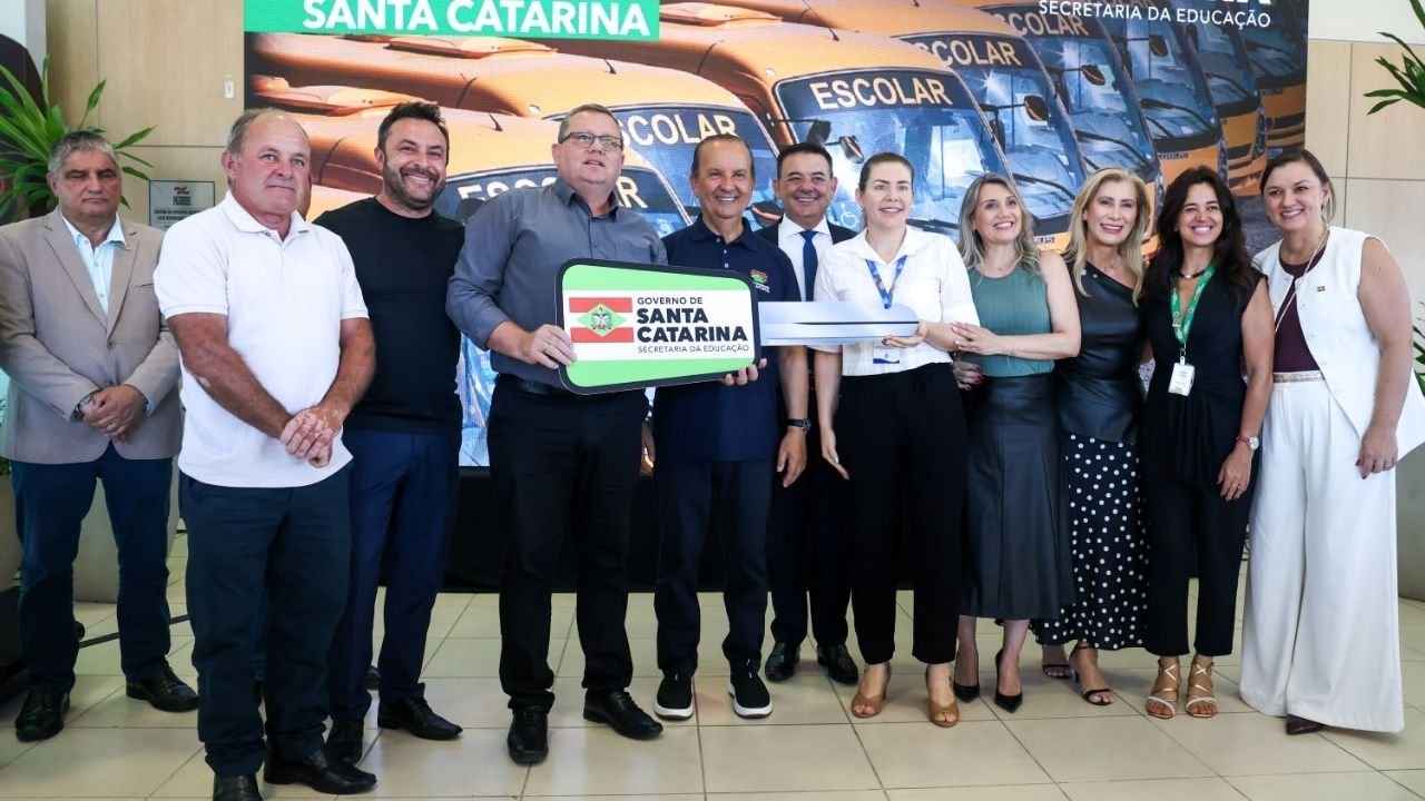 Governo de Santa Catarina,ônibus escolares Santa Catarina,transporte escolar SC,Secretaria de Estado da Educação SED,entrega de ônibus escolares,investimento em educação Santa Catarina,Educação Levada a Sério,programa Escola Boa,Udesc parceria SED,Jorginho Mello educação,veículos para transporte de estudantes,melhoria da educação pública SC,infraestrutura escolar Santa Catarina,Universidade Gratuita SC,Fumdesc Santa Catarina,investimento transporte escolar municípios