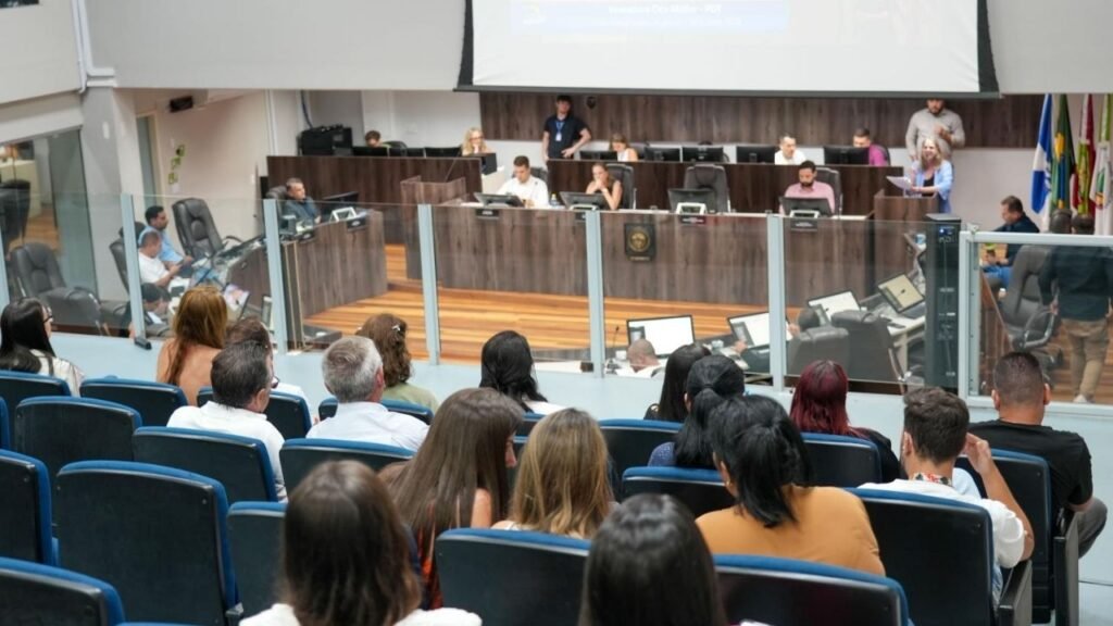 reajuste professores Balneário Camboriú,aumento magistério Balneário Camboriú,Câmara de Balneário Camboriú sessão 10/02,Projeto de Lei 25/2026,Fundeb reajuste 2026,duodécimo Câmara Balneário Camboriú,redução repasse Legislativo municipal,Emenda à Lei Orgânica 2/2026,votação Câmara Balneário Camboriú,educação Balneário Camboriú,saúde Balneário Camboriú,orçamento Câmara municipal,política em Balneário Camboriú,magistério público municipal,repasse Executivo ao Legislativo