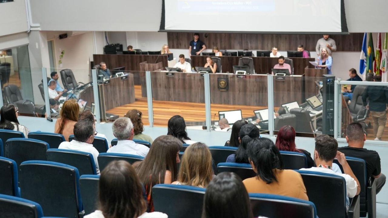 reajuste professores Balneário Camboriú,aumento magistério Balneário Camboriú,Câmara de Balneário Camboriú sessão 10/02,Projeto de Lei 25/2026,Fundeb reajuste 2026,duodécimo Câmara Balneário Camboriú,redução repasse Legislativo municipal,Emenda à Lei Orgânica 2/2026,votação Câmara Balneário Camboriú,educação Balneário Camboriú,saúde Balneário Camboriú,orçamento Câmara municipal,política em Balneário Camboriú,magistério público municipal,repasse Executivo ao Legislativo