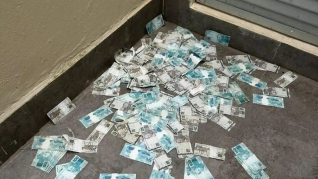 Operação Barco de Papel,Polícia Federal Balneário Camboriú,investigado Banco Master,RioPrevidência investigação,R$ 429 mil apreendidos,dinheiro jogado pela janela Balneário Camboriú,operação PF Santa Catarina,busca e apreensão PF SC,crimes financeiros Banco Master,esquema financeiro RioPrevidência,Itapema operação Polícia Federal,apreensão de bens de luxo SC,terceira fase Operação Barco de Papel,investigação quase R$ 1 bilhão,PF Santa Catarina operação