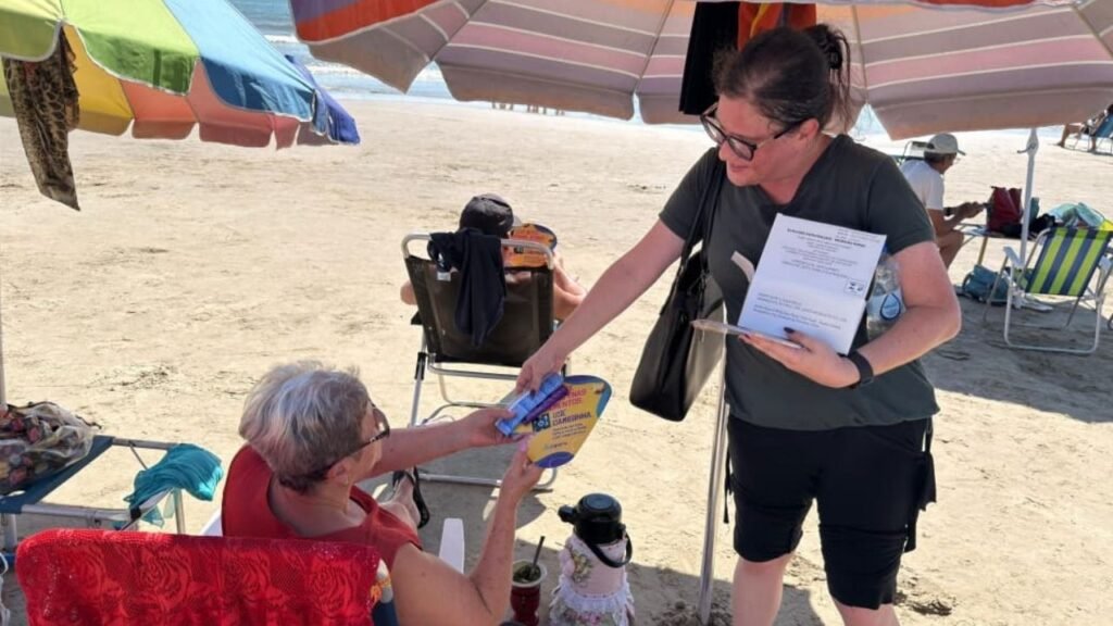 Carnaval de Itapema 2026,ação Viva a Alegria,Prefeitura de Itapema,Secretaria Municipal de Saúde Itapema,prevenção no Carnaval,saúde no Carnaval,distribuição de preservativos Itapema,ISTs prevenção Carnaval,hidratação no verão,calor intenso cuidados,agentes de saúde Itapema,orla de Itapema ação,Meia Praia Itapema,Centro de Itapema,campanha de saúde pública Santa Catarina,bem-estar no Carnaval