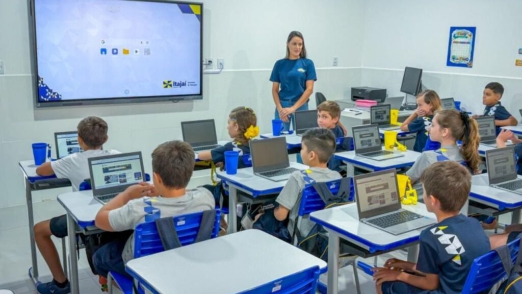 volta às aulas Itajaí 2026,Escola Isolada Duque de Caxias,reinauguração escola Itajaí,Secretaria de Educação de Itajaí,uniformes escolares Itajaí,material escolar rede municipal,escolas reformadas em Itajaí,educação municipal Santa Catarina,Centros de Educação Infantil Itajaí,novas vagas 1º ano Itajaí,infraestrutura escolar Itajaí,escolas atingidas por chuvas Itajaí,investimentos em educação Itajaí,tecnologia nas escolas municipais,lousas digitais Itajaí,ampliação de escolas Itajaí