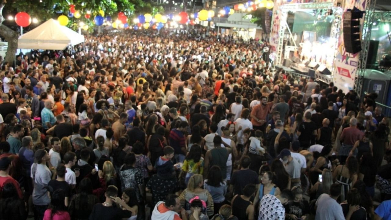 Viva Folia BC 2026,Carnaval Balneário Camboriú 2026,programação Carnaval BC,shows gratuitos Balneário Camboriú,desfiles Avenida Atlântica,Prefeitura de Balneário Camboriú,Secretaria de Turismo BC,blocos de carnaval BC,Praça Almirante Tamandaré,Praça do Pescador Barra,Bairro Estaleiro BC,Festival AgroPlay Balneário Camboriú,Ana Castela BC,carnaval litoral norte SC,eventos em Balneário Camboriú fevereiro