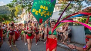 Filhas e Filhes de Eva,Carnaval de Florianópolis 2026,Centro Leste Florianópolis,Bugio Centro,bloco feminino Florianópolis,protagonismo feminino no Carnaval,mulheres na música,fanfarra carnavalesca,Carnaval de Rua SC,Eva Figueiredo,Catarina Kasten,Lagoa da Conceição,música popular brasileira,bloco inclusivo,pessoas não binárias no Carnaval,cortejo gratuito Florianópolis,programação Carnaval SC