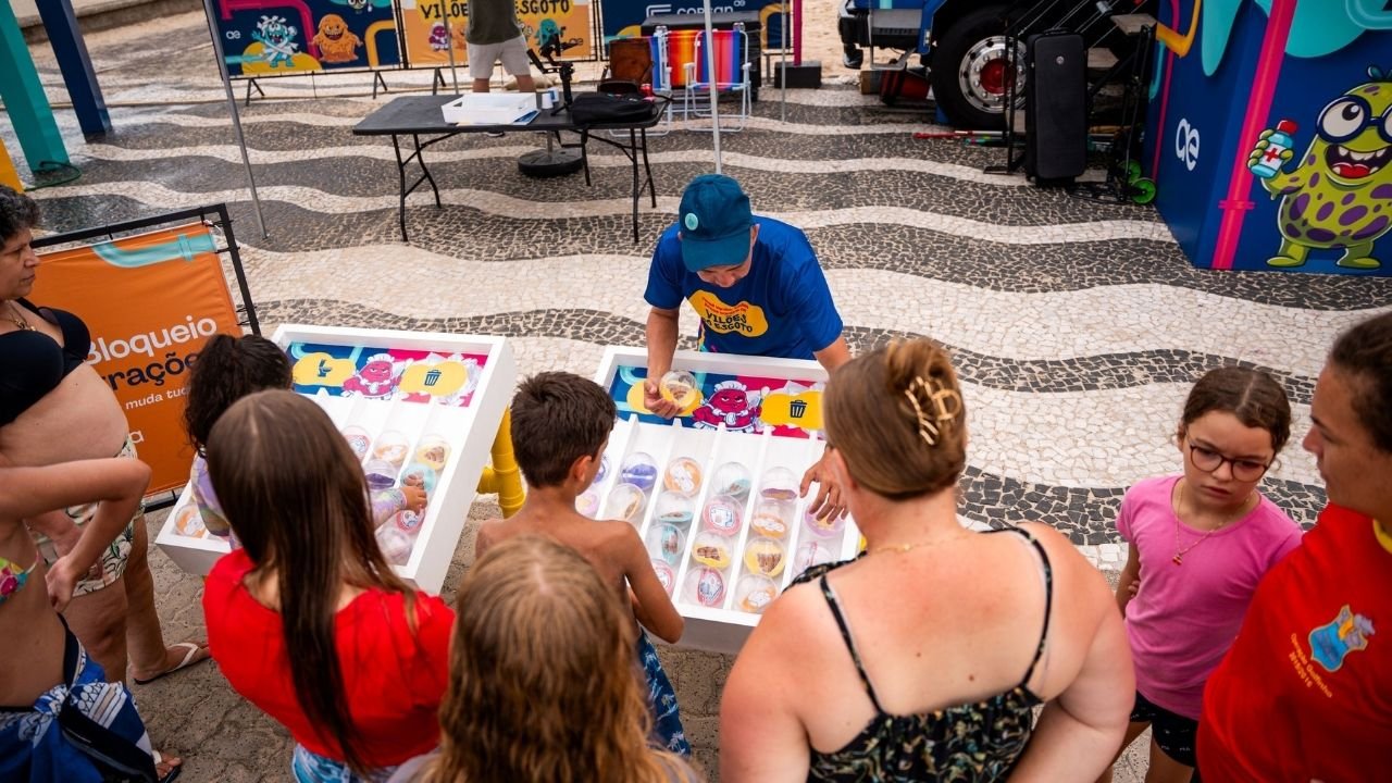 Caravana de Verão Águas de Camboriú,evento em Camboriú,Parque Ecológico Linear,Carnaval em Camboriú,atividades educativas Camboriú,preservação da água,vilões do esgoto,aula de dança Camboriú,programação infantil Camboriú,jogos lúdicos ambientais,distribuição de brindes Camboriú,educação ambiental para crianças,baile de Carnaval Camboriú,atividades de verão SC,sustentabilidade e diversão,Águas de Camboriú evento,conscientização ambiental Camboriú