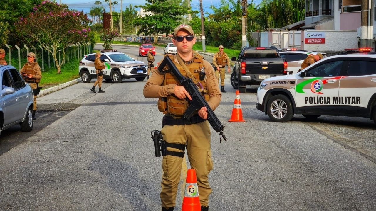 Operação Alegria,12º Batalhão de Polícia Militar,Balneário Camboriú Carnaval,Camboriú segurança,policiamento ostensivo,helicóptero PM,patrulhamento de praia,cavalaria policial,drones com reconhecimento facial,efetivo policial Carnaval,segurança durante o Carnaval,polícia militar SC,prevenção à violência,eventos em Balneário Camboriú,proteção de moradores e turistas,tecnologia policial,operação de Carnaval SC