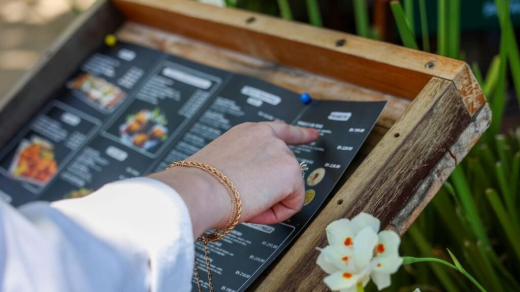 setor de serviços Santa Catarina 2025,crescimento econômico SC,IBGE serviços 2025,Jorginho Mello serviços,Silvio Dreveck,serviços profissionais SC,serviços de informação SC,economia catarinense,desemprego em Santa Catarina,investimento privado SC,Pronampe SC,consumo de serviços SC,serviços prestados às famílias SC,transporte SC,competitividade econômica,média nacional serviços,crescimento regional