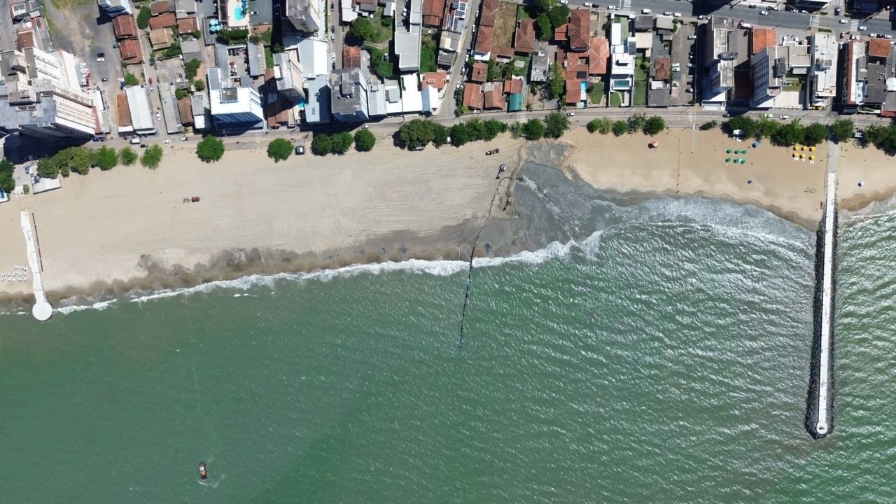 alargamento da Praia Central de Balneário Piçarras,Balneário Piçarras obras,Praia Central Balneário Piçarras,obra na orla de Balneário Piçarras,alargamento de praia em Santa Catarina,investimento em infraestrutura litorânea SC,Prefeitura de Balneário Piçarras obras,Fumpra Balneário Piçarras,draga Amazone,ampliação da faixa de areia SC,engorda da praia Balneário Piçarras,obra de R$ 40 milhões SC,molhe Avenida Getúlio Vargas Piçarras,Barra do Rio Piçarras obra,litoral norte de Santa Catarina