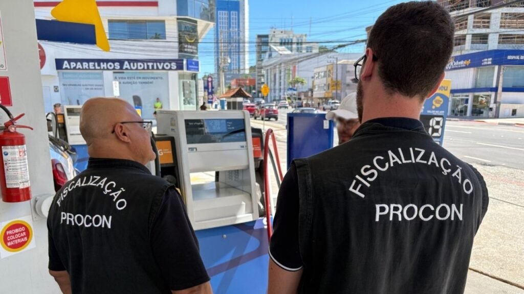 Procon Balneário Camboriú fiscalização,postos de combustível BC,qualidade da gasolina Balneário Camboriú,volume da bomba combustível,Procon Santa Catarina operação,análise de combustível UFPR,LACAUT UFPR,fiscalização gasolina Santa Catarina,direitos do consumidor combustível,teste de aferição 20 litros,gasolina adulterada SC,diesel fiscalização BC,defesa do consumidor Balneário Camboriú,operação Procon postos SC,abastecimento regularidade combustível