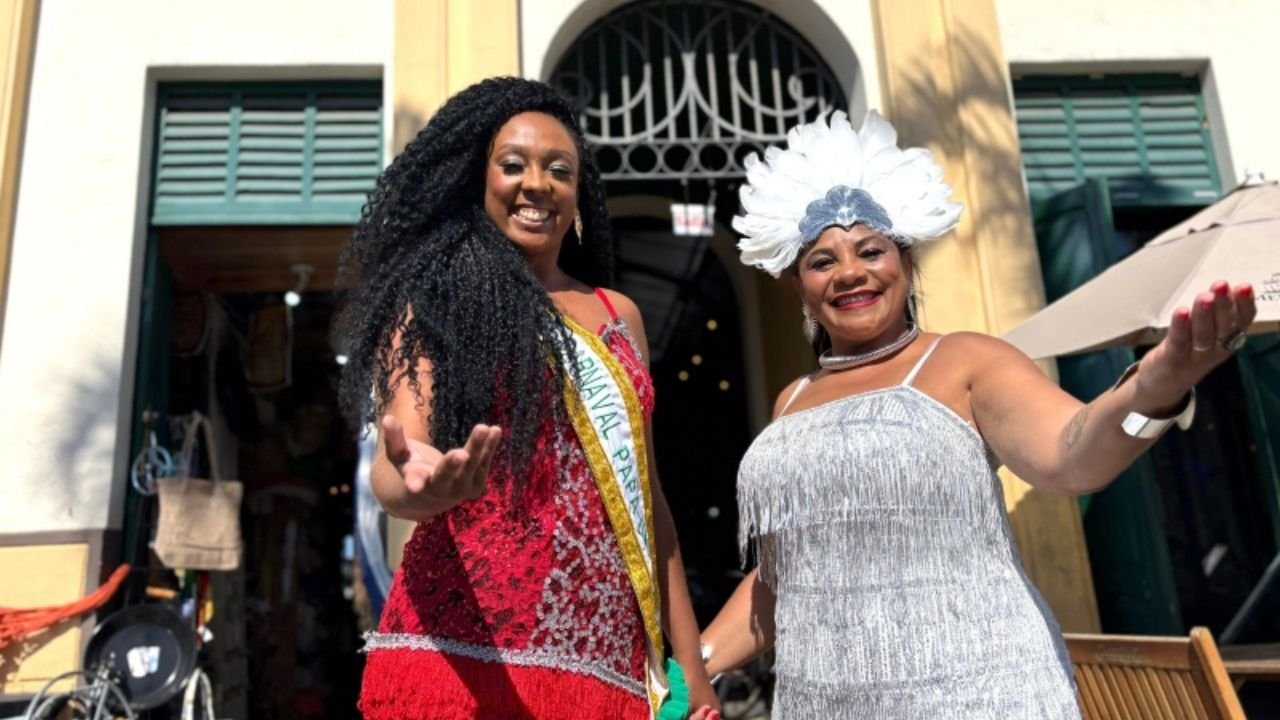Rainhas do Carnaval Papa-Siri,Carnaval de Itajaí 2026,tradição do samba Itajaí,Cláudia Santos rainha 1988 1992,Pâmela Martins Cândido 2026,escola Unidos da Coloninha,Imperatriz Leopoldinense desfile 2025,Marquês de Sapucaí carnaval,cultura popular catarinense,corte momesca Itajaí,história do carnaval itajaiense,samba em Itajaí,legado cultural carnaval SC,rainha de bateria Itajaí,paixão pelo samba geração
