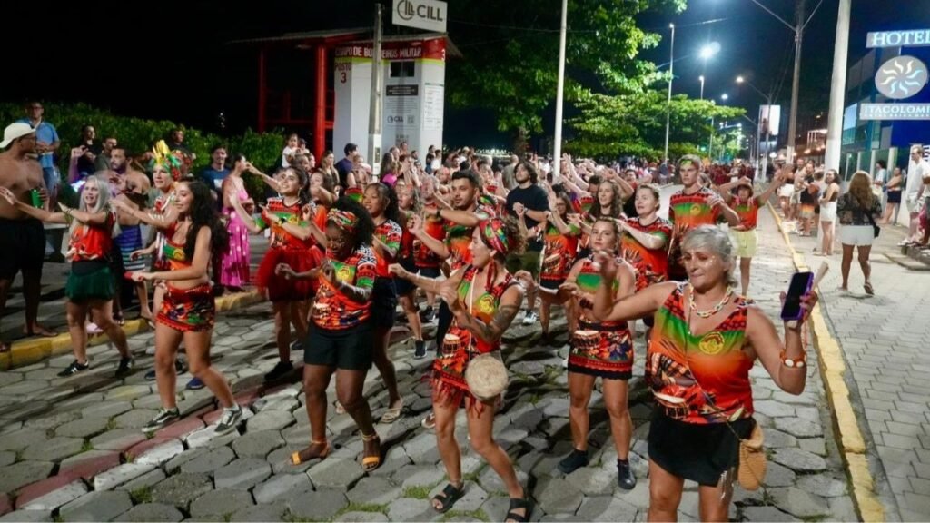 Folia BP 2026,carnaval em Balneário Piçarras,segundo dia Folia BP,público Folia BP 2026,evento em Balneário Piçarras hoje,programação carnaval Piçarras,show CountryBeat SC,Concurso de Blocos Piçarras,carnaval Santa Catarina 2026,festa gratuita litoral norte SC,turismo em Balneário Piçarras,carnaval infantil Piçarras,programação Itacolomi carnaval,Palco Central Piçarras,evento turístico Santa Catarina