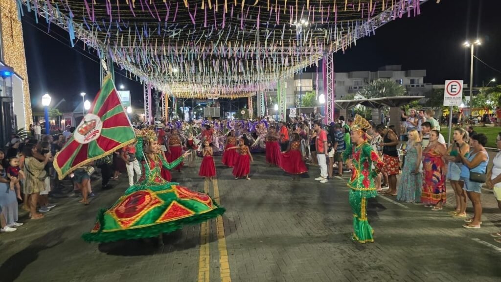 Carnaval Porto Belo 2026,desfile de blocos Porto Belo,Protegidos da Princesa Porto Belo,escola de samba Florianópolis,evento Porto Belo hoje,programação Carnaval Porto Belo,Avenida Governador Celso Ramos desfile,festa Porto Belo fevereiro,Carnaval litoral norte SC,show Banda Tom Peixeiro,Fundação da Cultura Porto Belo,Molhes do Perequê evento,Praça da Bandeira Porto Belo,Carnaval Santa Catarina 2026,blocos carnavalescos Porto Belo