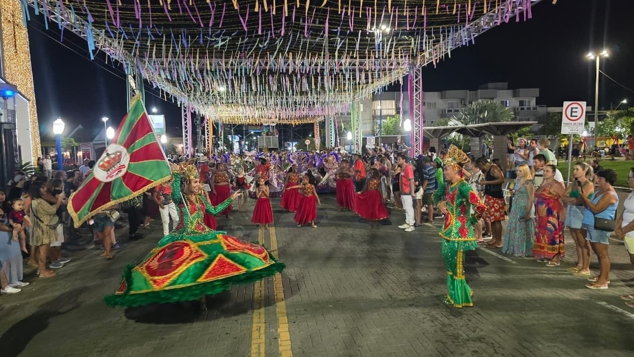 Carnaval Porto Belo 2026,desfile de blocos Porto Belo,Protegidos da Princesa Porto Belo,escola de samba Florianópolis,evento Porto Belo hoje,programação Carnaval Porto Belo,Avenida Governador Celso Ramos desfile,festa Porto Belo fevereiro,Carnaval litoral norte SC,show Banda Tom Peixeiro,Fundação da Cultura Porto Belo,Molhes do Perequê evento,Praça da Bandeira Porto Belo,Carnaval Santa Catarina 2026,blocos carnavalescos Porto Belo