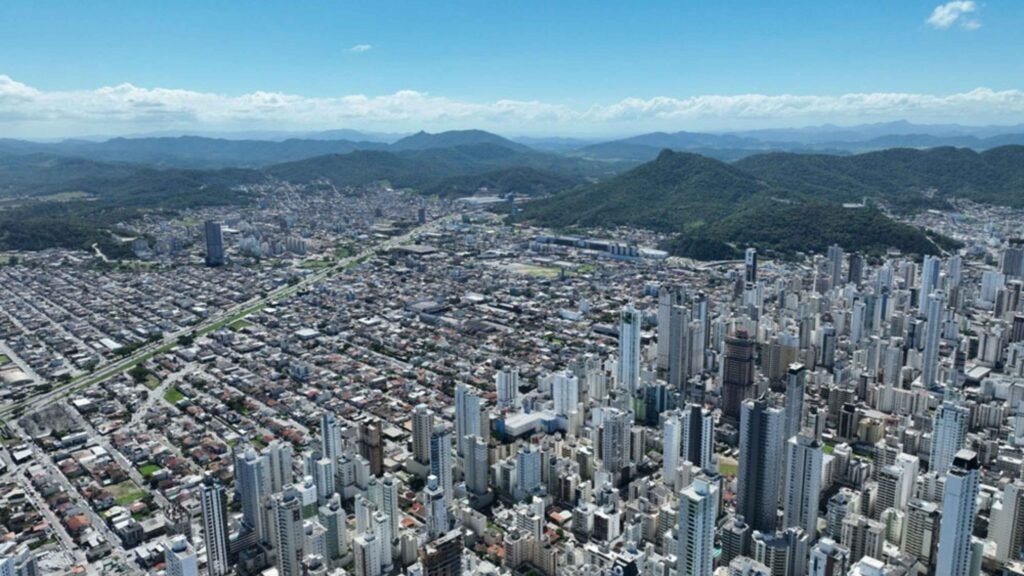 nova Lei de Microzoneamento Balneário Camboriú,revisão do Plano Diretor BC,Lei de Parcelamento Uso e Ocupação do Solo,crescimento urbano Balneário Camboriú,mobilidade urbana BC,descentralização do crescimento BC,potencial construtivo Balneário Camboriú,gabarito por bairro BC,corredores de desenvolvimento BC,Rio Camboriú requalificação,outorga onerosa Balneário Camboriú,limite de unidades residenciais BC,expansão urbana planejada BC,Câmara de Vereadores Balneário Camboriú votação,planejamento urbano Santa Catarina