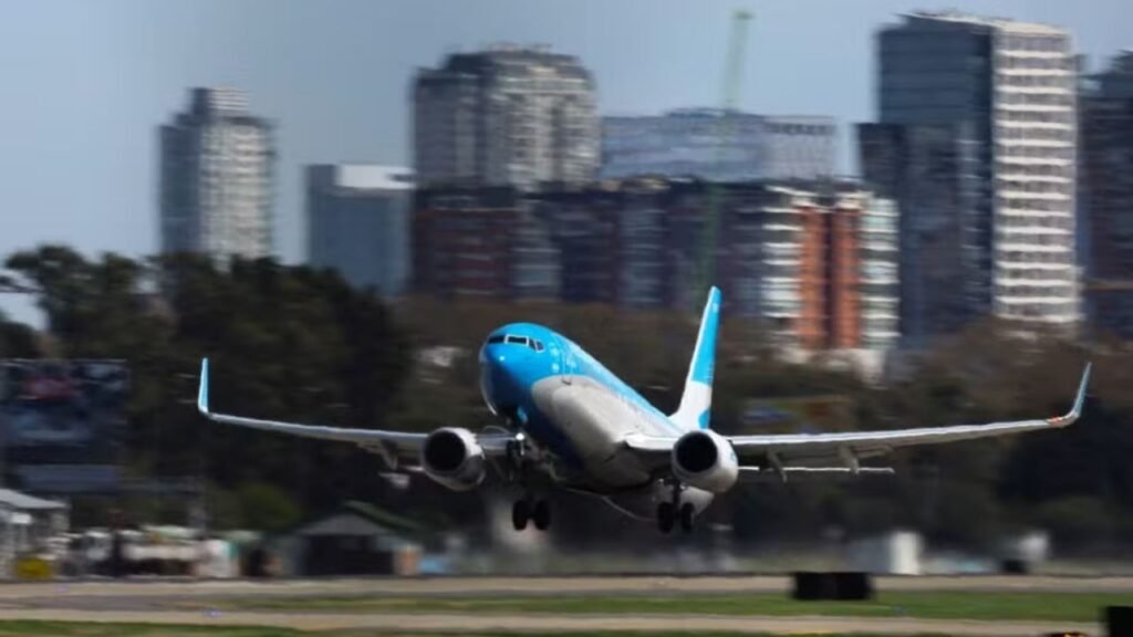 greve geral na Argentina,voos cancelados Argentina Brasil,reforma trabalhista Javier Milei,cancelamento de voos Buenos Aires,LATAM voos Argentina,Gol voos cancelados,RIOgaleão cancelamentos,Aeroporto de Guarulhos voos Argentina,greve Argentina impacto no Brasil,aeroportos brasileiros Argentina,CGT Argentina greve,protestos na Argentina,Câmara dos Deputados Argentina reforma,voos Florianópolis Argentina,Aerolíneas Argentinas cancelamento
