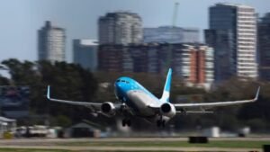 greve geral na Argentina,voos cancelados Argentina Brasil,reforma trabalhista Javier Milei,cancelamento de voos Buenos Aires,LATAM voos Argentina,Gol voos cancelados,RIOgaleão cancelamentos,Aeroporto de Guarulhos voos Argentina,greve Argentina impacto no Brasil,aeroportos brasileiros Argentina,CGT Argentina greve,protestos na Argentina,Câmara dos Deputados Argentina reforma,voos Florianópolis Argentina,Aerolíneas Argentinas cancelamento