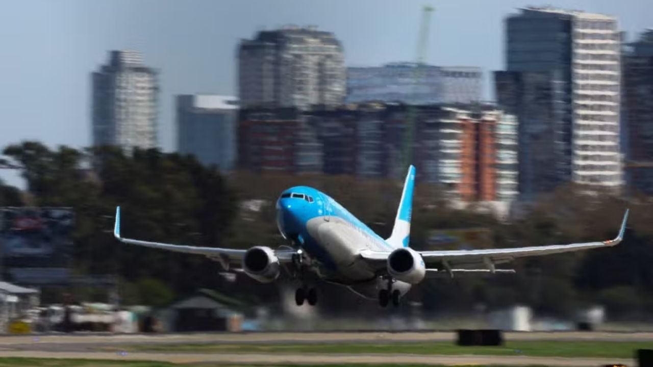 greve geral na Argentina,voos cancelados Argentina Brasil,reforma trabalhista Javier Milei,cancelamento de voos Buenos Aires,LATAM voos Argentina,Gol voos cancelados,RIOgaleão cancelamentos,Aeroporto de Guarulhos voos Argentina,greve Argentina impacto no Brasil,aeroportos brasileiros Argentina,CGT Argentina greve,protestos na Argentina,Câmara dos Deputados Argentina reforma,voos Florianópolis Argentina,Aerolíneas Argentinas cancelamento
