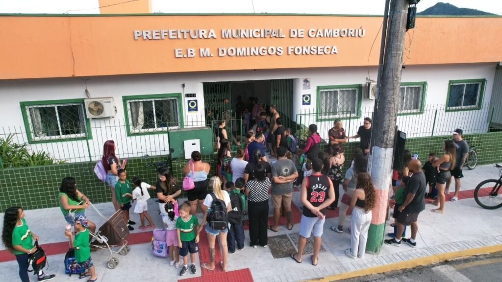 Rede Municipal de Ensino de Camboriú,volta às aulas em Camboriú,ano letivo em Camboriú,educação em Camboriú,escolas municipais de Camboriú,ensino fundamental em Camboriú,pré-escola em Camboriú,berçário em Camboriú,horário das aulas Camboriú,ETI Hueslen Ricardo Santos,CEM Luciana de Sousa Branco Piccoli,estudantes em Camboriú,rede pública de ensino SC,educação municipal Santa Catarina,calendário escolar Camboriú