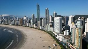 Plano Municipal de Turismo 2026-2036,Plano Municipal de Turismo Balneário Camboriú,Prefeitura de Balneário Camboriú turismo,Secretaria Municipal de Turismo Balneário Camboriú,desenvolvimento do turismo em Balneário Camboriú,planejamento turístico Santa Catarina,políticas públicas de turismo SC,consulta pública turismo Balneário Camboriú,segmentação turística Balneário Camboriú,inovação no turismo SC,empreendedorismo no turismo catarinense,fórum de turismo Balneário Camboriú,Senac turismo Santa Catarina,plano estratégico de turismo municipal,turismo sustentável em Balneário Camboriú