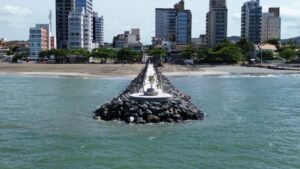 alargamento Praia Central Balneário Piçarras,obra Praia Central 2026,faixa de areia Balneário Piçarras,draga Amazone Piçarras,Corpo de Bombeiros Balneário Piçarras,projeto orla Balneário Piçarras,ampliação faixa de areia SC,obra litoral Santa Catarina,Praia Central Penha jazida,molhe Avenida Getúlio Vargas Piçarras,Barra do Rio Piçarras obra,Fumpra Balneário Piçarras,infraestrutura turística Piçarras,revitalização orla SC,andamento obra Praia Central