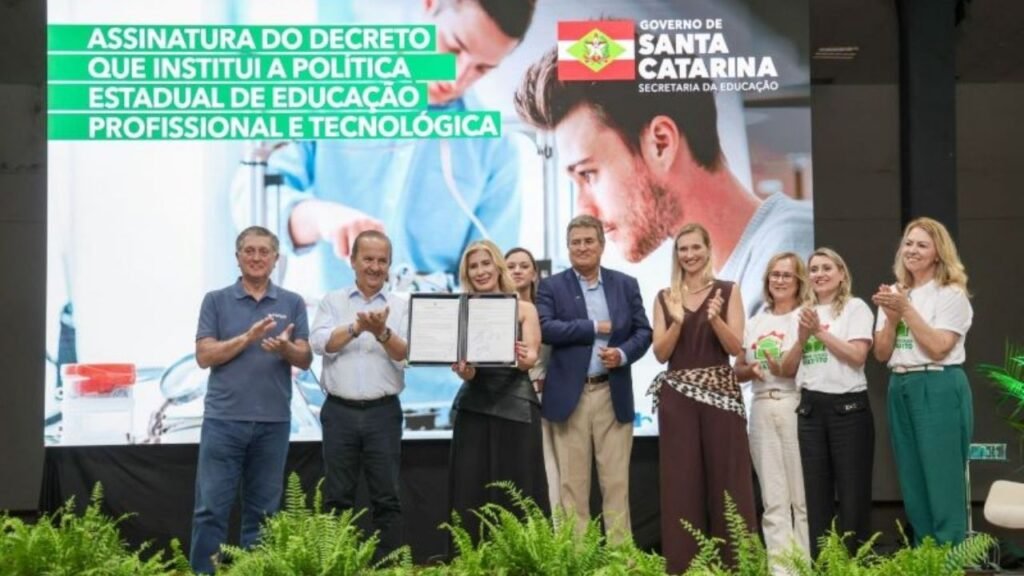 Governo de Santa Catarina ensino técnico,Política de Educação Profissional SC,50 mil vagas ensino técnico 2026,Secretaria de Estado da Educação SC,SED Santa Catarina,CaTec SC,CaTec+ 2026,Plano Estadual de Educação SC,cursos técnicos Santa Catarina,ensino médio integrado técnico,mercado de trabalho SC,desenvolvimento regional Santa Catarina,educação profissional catarinense,vagas cursos técnicos SC,formação técnica Santa Catarina