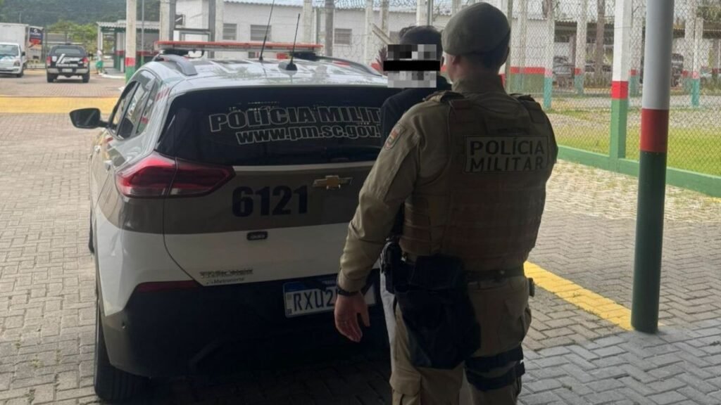 Polícia Militar Balneário Camboriú,prisão em Balneário Camboriú,falsa identidade crime,mandado de prisão tráfico de drogas,tráfico de drogas Santa Catarina,Lei 11.343 tráfico de drogas,homem preso em Balneário Camboriú,ocorrência policial Centro Balneário Camboriú,uso de celular ao volante abordagem policial,segurança pública Balneário Camboriú,regime fechado condenação tráfico,prisão por mandado aberto SC,apreensão maconha Balneário Camboriú,crime de falsa identidade SC,operação policial Balneário Camboriú