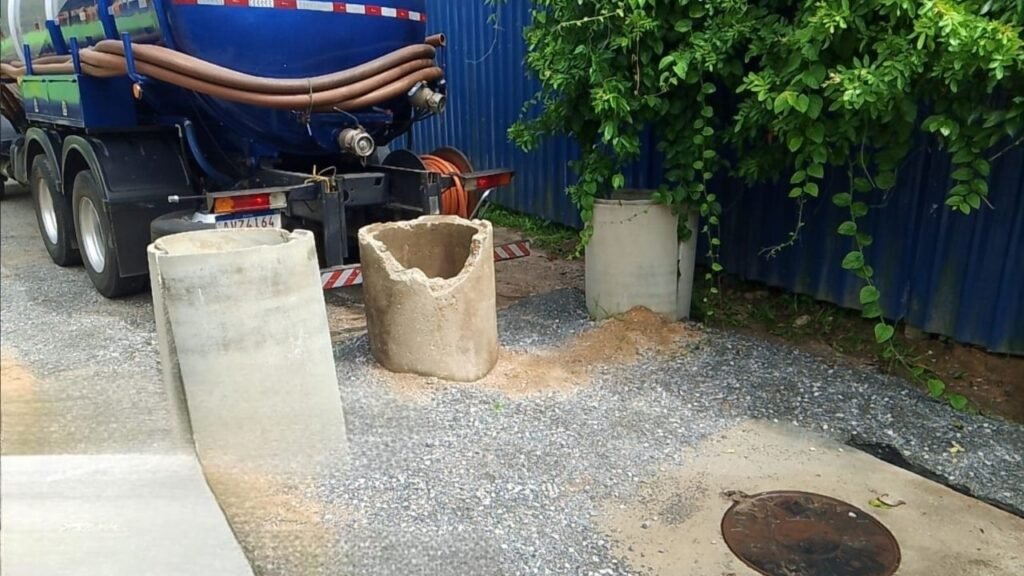 Emasa Balneário Camboriú,pane elétrica elevatória,extravasamento esgoto Praia do Estaleiro,plano de contingência Emasa,saneamento Balneário Camboriú,ocorrência operacional Emasa,Estação de Tratamento Nova Esperança,curto-circuito elevatória,falta de fase energia elétrica,caminhão hidrovácuo Emasa,controle ambiental Balneário Camboriú,sistema de esgoto SC,manutenção preventiva elevatória,apuração técnica Emasa,infraestrutura saneamento SC