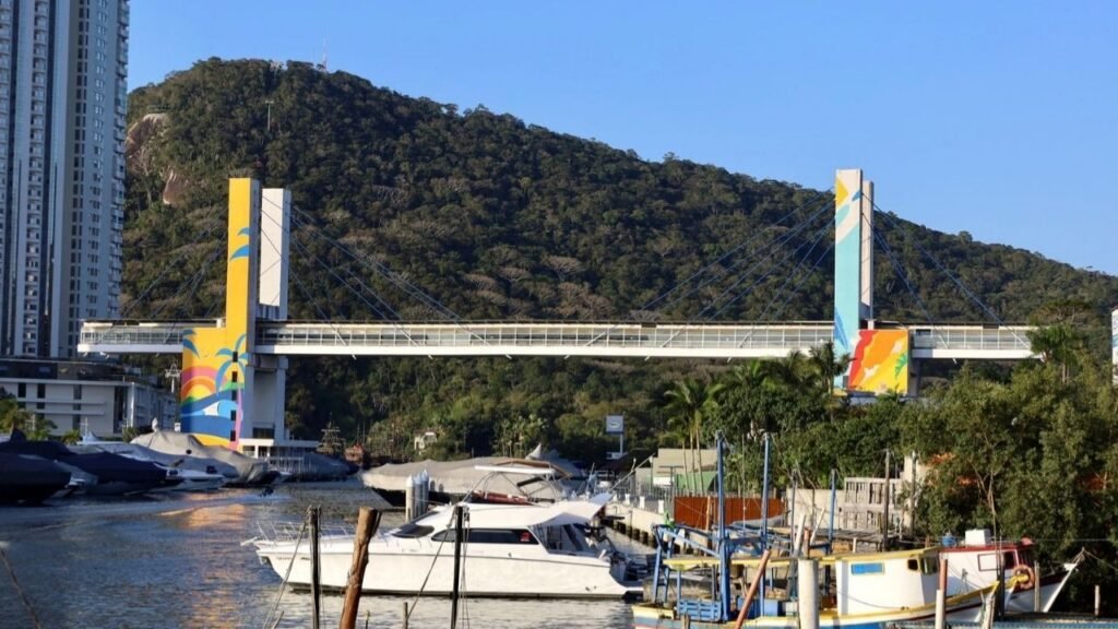 elevador Passarela da Barra,Passarela da Barra Balneário Camboriú,Prefeitura de Balneário Camboriú,Secretaria de Turismo de Balneário Camboriú,manutenção elevador BC,elevador desativado Balneário Camboriú,reparo Passarela da Barra,mobilidade urbana BC,equipamento público Balneário Camboriú,turismo Balneário Camboriú,Bairro da Barra BC,fila elevador Passarela da Barra,segurança usuários elevador BC,manutenção preventiva Balneário Camboriú,estrutura pública BC