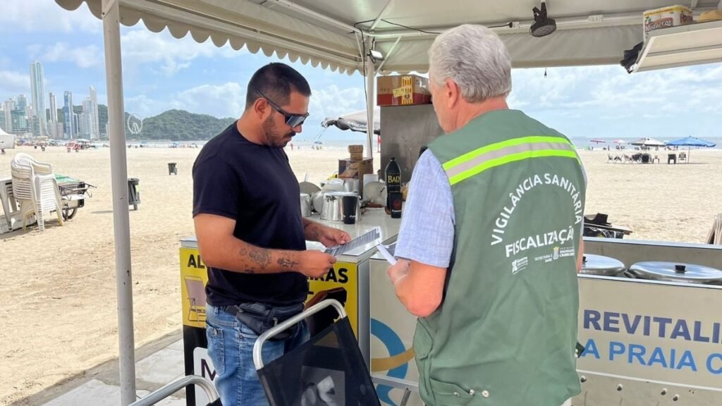 Vigilância Sanitária de Balneário Camboriú,pombos Praia Central,alimentar pombos BC,lei pombos Balneário Camboriú,multa alimentar pombos BC,Centro de Controle de Pragas Urbanas CCPU,saúde pública Balneário Camboriú,riscos pombos urbanos,proliferação de pombos BC,fiscalização Vigilância Sanitária BC,Câmara de Vereadores de Balneário Camboriú,doenças transmitidas por pombos,manejo de pombos urbanos Santa Catarina,multa UFM Balneário Camboriú,campanha conscientização pombos BC
