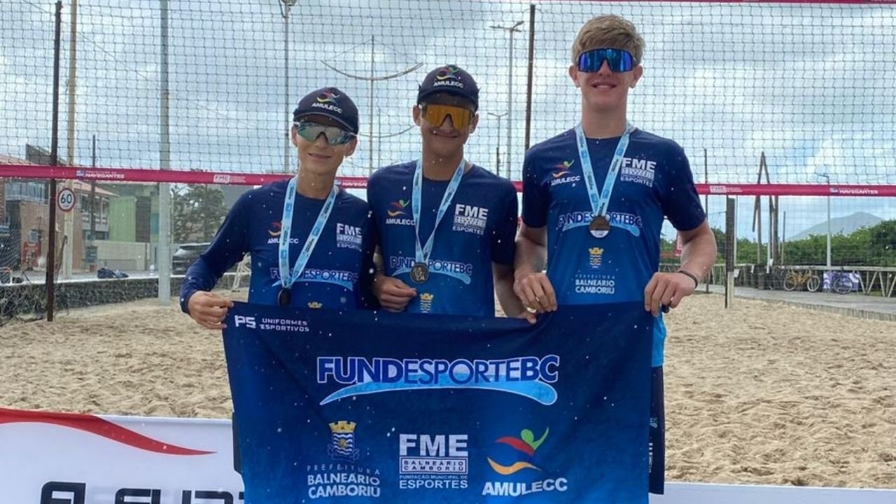Balneário Camboriú vôlei de praia,FME Balneário Camboriú,Circuito Catarinense de Vôlei de Praia Sub-19,medalha de bronze Balneário Camboriú,competição em Navegantes SC,vôlei de praia Santa Catarina,atletas Balneário Camboriú,base esportiva BC,esporte de base Santa Catarina,pódio estadual vôlei de praia,Jaraguá do Sul vôlei de praia,Circuito Catarinense Sub-17,Imbituba SC competição,formação esportiva Balneário Camboriú,ranking estadual vôlei de praia