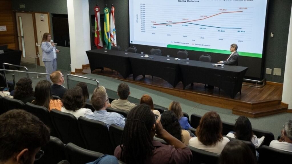 Saúde de Santa Catarina 2025,Secretaria de Estado da Saúde SC,relatório SES terceiro quadrimestre,investimentos saúde SC,cirurgias eletivas Santa Catarina,leitos de UTI SC,redução mortes por dengue SC,audiência pública Alesc saúde,orçamento saúde Santa Catarina,Fundo Estadual de Saúde SC,Samu Santa Catarina investimentos,concurso público saúde SC,hospitais filantrópicos SC recursos,gestão SUS Santa Catarina,alta complexidade saúde SC,queda casos dengue 2025 SC