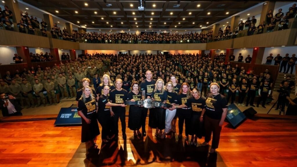 Catarinas por Elas,violência doméstica SC,conscientização masculina,Jorginho Mello,Santa Catarina,medidas protetivas,feminicídio SC,programa estadual proteção mulher,engajamento masculino,servidores públicos SC,políticas públicas violência,prevenção à violência contra a mulher,Fabrício Werdum,Polícia Militar SC,Danieli Pinheiro,segurança pública SC,campanha estadual SC