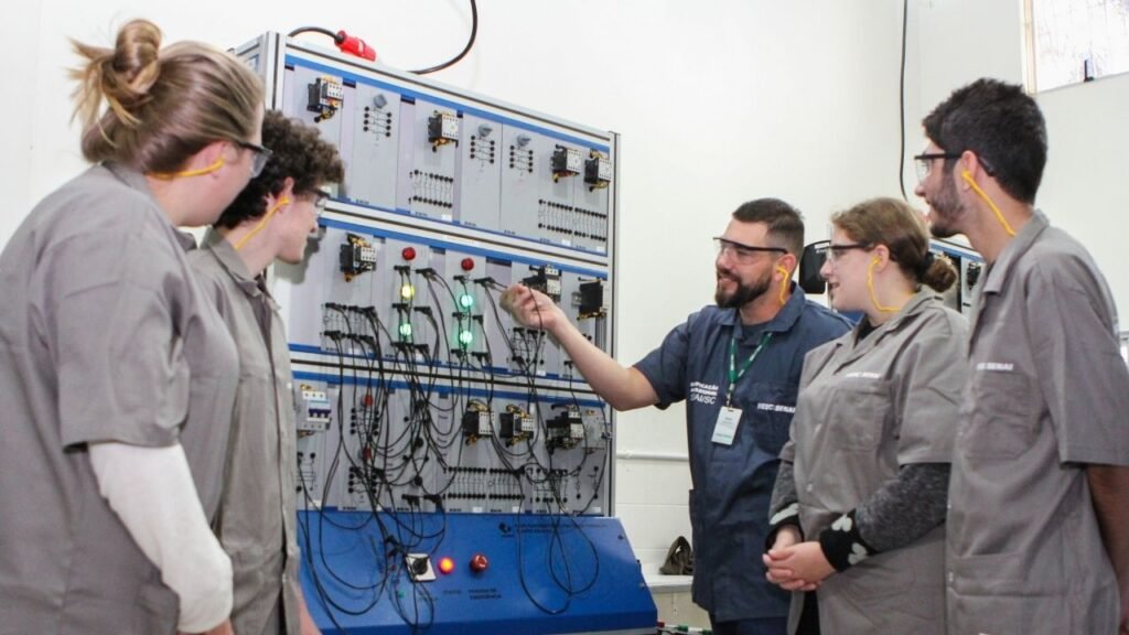 SENAI Itapema,carreta do SENAI em Itapema,cursos gratuitos em Itapema,qualificação profissional em Itapema,Programa Qualifica Itapema 2026,vagas gratuitas SENAI SC,cursos de construção civil Itapema,cursos de costura Itapema,cursos de panificação Itapema,cursos de tecnologia Itapema,capacitação profissional Santa Catarina,mercado de trabalho em Itapema,inscrições cursos SENAI Itapema,Escola Móvel do SENAI,geração de emprego em Itapema