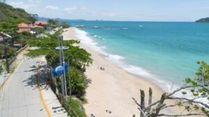 Praia da Saudade ação ambiental,Programa Jogue Limpo com o Meio Ambiente,Governo de Santa Catarina meio ambiente,Secretaria de Estado do Meio Ambiente e da Economia Verde,SEMAE Santa Catarina,educação ambiental praia,descarte correto de resíduos,combate ao lixo no mar,Bandeira Azul temporada 2025 2026,sustentabilidade no litoral catarinense,gestão de resíduos sólidos,cultura oceânica,preservação ambiental Santa Catarina,ação ambiental em praia,balneabilidade praias SC