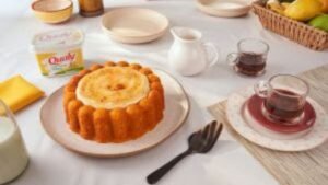 bolo de cenoura,bolo de cenoura brûlée,receita de bolo de cenoura,sobremesa brasileira,doce para café da manhã,lanche da tarde,bolo macio,creme de baunilha,receita fácil de bolo,bolo tradicional,bolo com crosta de açúcar,Qualy Cremosa sem Sal,receita de sobremesa,preparo de bolo,dia do bolo de cenoura