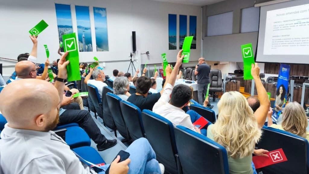 Balneário Camboriú microzoneamento,Lei de Parcelamento Uso Ocupação do Solo,conferência urbanismo BC,macrozona de conservação ambiental,mimetização construções,recuo costões rochosos,Linha de Preamar Média,SPU Balneário Camboriú,planejamento urbano SC,debates lei urbana,audiência pública BC,votação emendas lei,construção sustentável,preservação ambiental BC,secretaria de planejamento BC