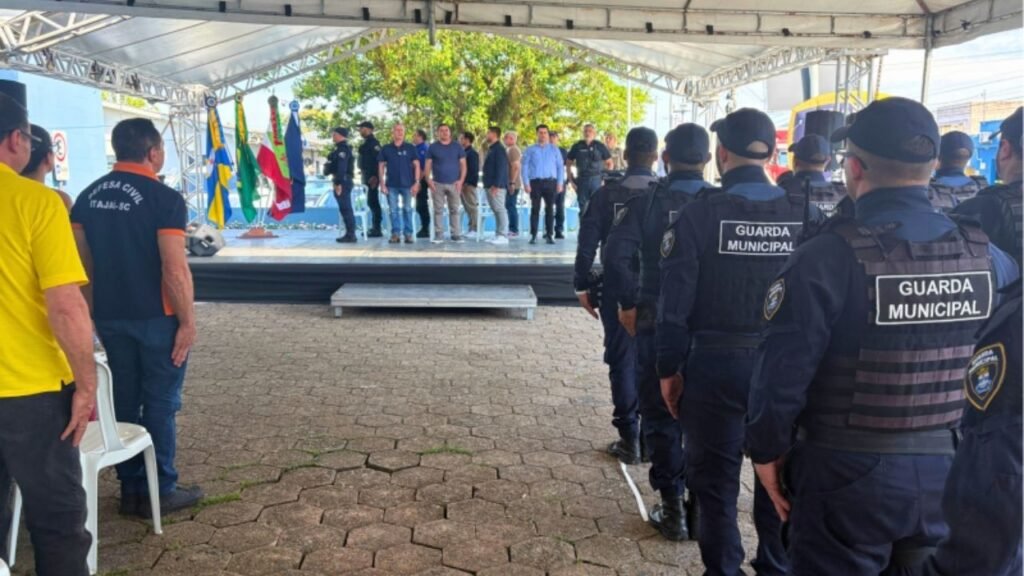 Guarda Municipal Itajaí,Carlos Augusto Pereira da Silva,transmissão de comando GMI,Erasmo Rodrigues Neto,Operação Recomeço Itajaí,segurança pública SC,investimentos em segurança Itajaí,redução de homicídios Itajaí,queda de roubos Itajaí,prevenção a furtos SC,concurso para guardas municipais,prefeito Robison Coelho,vice-prefeito Rubens Angioletti,secretário Ettore Stenghele,proteção da comunidade Itajaí
