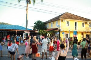Bloco Cozalinda,Carnaval de Porto Belo,Carnaval de rua em Porto Belo,Píer Turístico de Porto Belo,Carnaval em Santa Catarina,bloco carnavalesco Porto Belo,charanga de Carnaval,marchinhas de Carnaval,Serginho Almeida show,evento gratuito Carnaval,cultura popular catarinense,Carnaval no litoral catarinense,bloco tradicional de rua,turismo em Porto Belo,economia criativa Carnaval