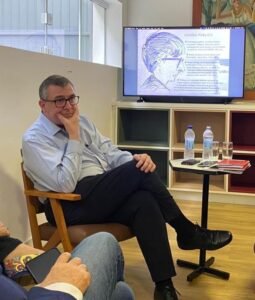 Encontro na A.Galeria, em Florianópolis, convida público a refletir sobre memória cultural e colecionismo consciente em Santa Catarina