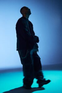 Lucca Poeta,Trilogia Lucca Poeta,show Lucca Poeta Itajaí,Teatro Municipal de Itajaí evento,lançamento de álbum Itajaí,rap em Santa Catarina,hip hop Itajaí,show gratuito Itajaí,ingresso solidário Itajaí,cultura em Itajaí,música autoral Santa Catarina,Fundação Cultural de Itajaí,Prefeitura de Itajaí cultura,artista itajaiense,evento cultural Itajaí,álbum Trilogia 2026