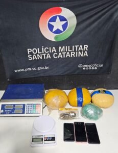 Polícia Militar de Santa Catarina,PMSC,12º BPM,tráfico de drogas em Camboriú,tráfico de drogas em Itajaí,tráfico de drogas em Balneário Camboriú,prisões por tráfico,operação policial Santa Catarina,drogas apreendidas,MDMA apreendido,crack apreendido,cocaína apreendida,skank apreendido,associação para o tráfico,denúncias polícia militar