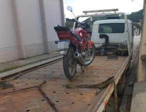 Guarda de Trânsito de Brusque,GTB Brusque,transporte irregular de crianças,criança em motocicleta,segurança no trânsito Brusque,fiscalização de trânsito Brusque,Código de Trânsito Brasileiro,lei transporte de crianças moto,infração gravíssima motocicleta,trânsito em Brusque,mobilidade urbana Santa Catarina,fiscalização GTB,segurança viária,legislação de trânsito Santa Catarina,abordagem de trânsito Brusque