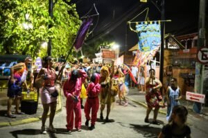 Bloco Cozalinda,Carnaval de rua Porto Belo,Carnaval em Porto Belo,Píer Turístico de Porto Belo,eventos gratuitos Porto Belo,Carnaval Santa Catarina,cultura popular Porto Belo,charanga de Carnaval,marchinhas de Carnaval,turismo em Porto Belo,eventos culturais Santa Catarina,bloco de Carnaval Porto Belo,Carnaval familiar,economia criativa Porto Belo,programação de Carnaval