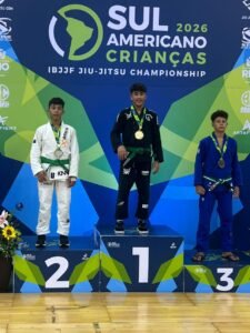 Balneário Camboriú,atletas de Balneário Camboriú,Fundação Municipal de Esportes,FME Balneário Camboriú,Campeonato Sul-Americano de Jiu-Jítsu,jiu-jítsu infantil,medalhas no jiu-jítsu,competição de jiu-jítsu no Rio de Janeiro,Federação Internacional de Jiu-Jítsu Brasileiro,esporte em Santa Catarina,atletas catarinenses no jiu-jítsu,jiu-jítsu crianças 2026,artes marciais em Balneário Camboriú,esporte de rendimento,base do jiu-jítsu