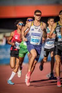 FME de Balneário Camboriú,Fundação Municipal de Esportes Balneário Camboriú,Seleção Brasileira de Atletismo,atletas de Balneário Camboriú convocados,Sul-Americano de Atletismo Indoor,Campeonato Sul-Americano Cochabamba,atletismo indoor Brasil,Tiago Lemes da Silva 400 metros,Guilherme Orenhas 800 metros,Diogo Gamboa treinador,Sheyla Oeschsler fisioterapeuta,esporte em Balneário Camboriú,atletismo Santa Catarina,competição internacional atletismo,Mundial de Atletismo Indoor Polônia